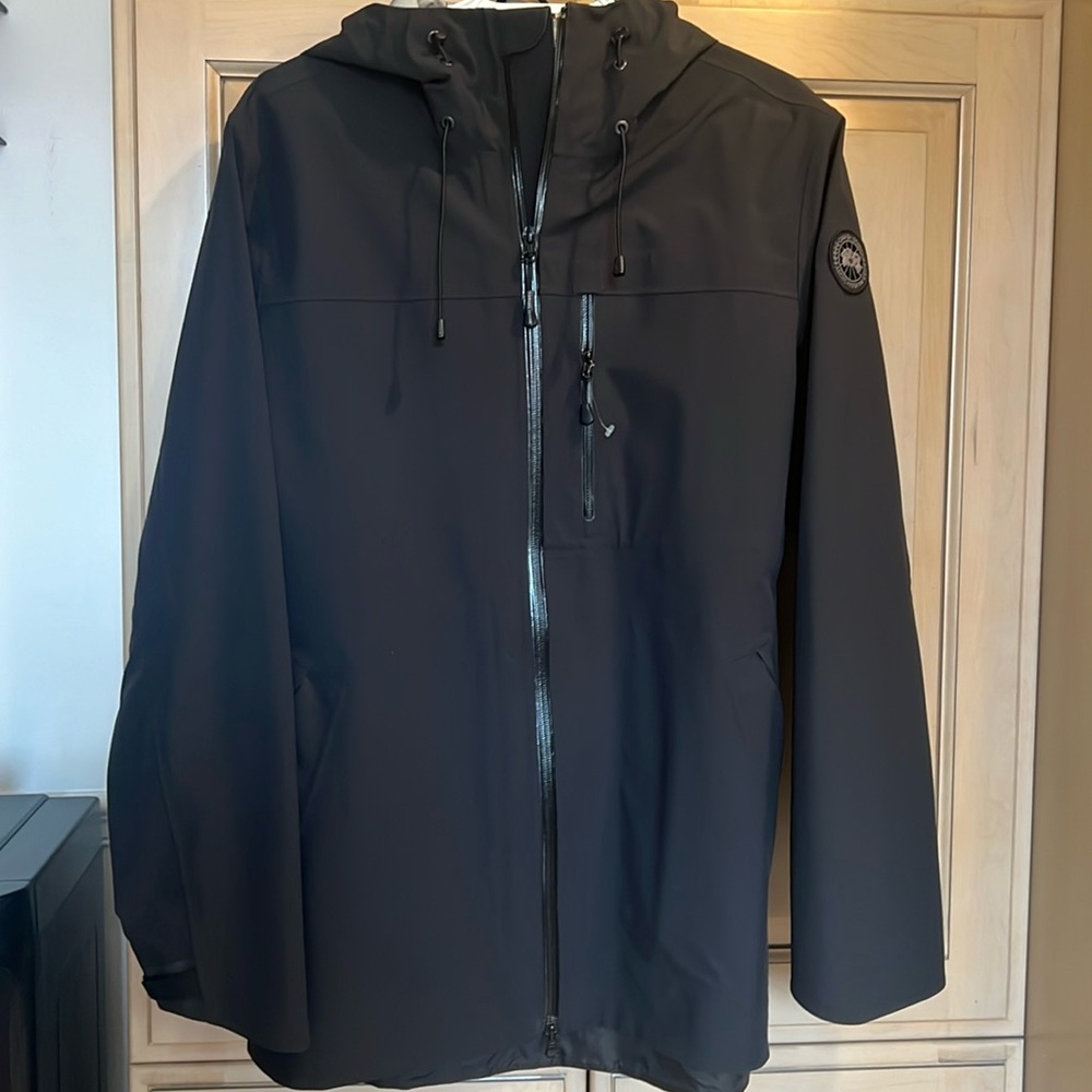 Canada goose men wind and waterproof jacket.Perfect for fall and spring.